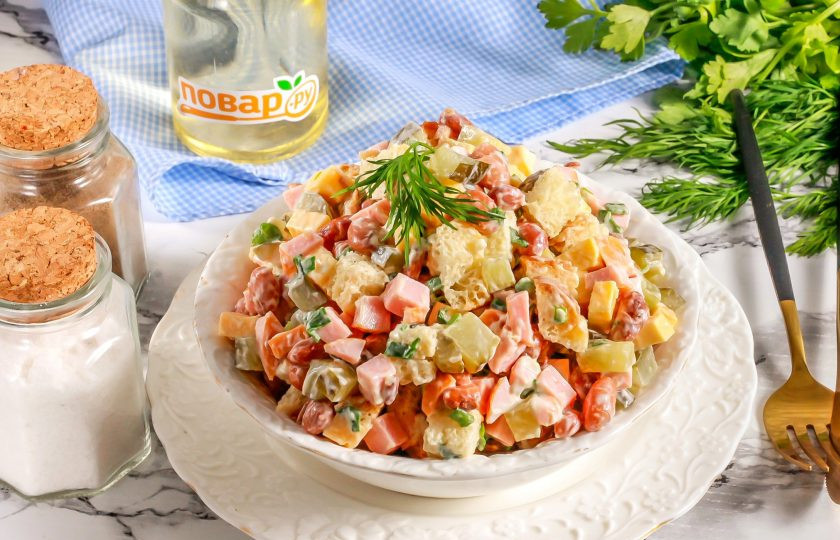 1. Этап. Салат с фасолью, сосисками, сыром и сухариками: Выложите салат в пиалу или креманку, украсьте свежей зеленью и подайте к столу.