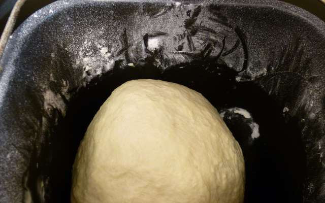 1. Этап. Пирожки с грибами и капустой: Вливаем в миску теплую воду, а также оставшееся молоко, яйца взбитые, масло растительное, майонез и соль. Перемешиваем, добавляем дрожжи и, просеивая муку, замешиваем тесто.