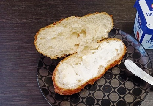 1. Этап. Мексиканская торта с чоризо: Булочку разрезать пополам и смазать творожным сыром Хохланд.