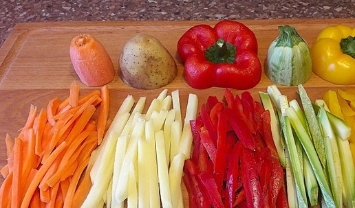 1. Этап. Сочный сибас, запеченный с овощами: Картофель очистить. Перец вычистить от семян и плодоножки. Молодой кабачок чистить не надо. Овощи порезать длинной соломкой. Я использовала терку Borner.