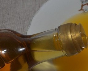 1. Этап. Салат с креветками и сыром: Выкладываем все ингредиенты в салатник и готовим соус. Смешиваем сок апельсина и лимона с сахаром, хорошо размешиваем до растворения сахара. Добавляем уксус и масло. Заправка для салата готова. Поливаем салат и размешиваем. Подаем к столу.