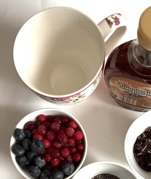 1. Этап. Смузи фруктовый Каркаде: Приготовить ингредиенты. Ягоду можно использовать свежую или замороженную, я взяла по 45 г малины, голубики и клюквы.