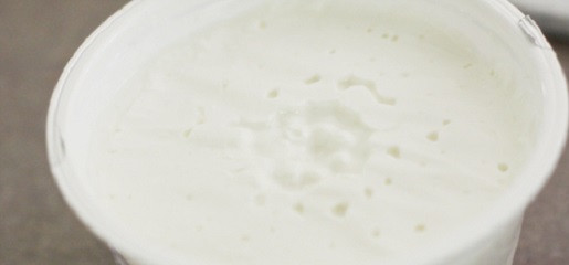 1. Этап. Йогуртовое мороженое: 1. Единственный необходимый ингредиент этого десерта - йогурт. Лучше всего брать натуральный густой йогурт, а идеальный вариант - приготовить его самостоятельно. От вкуса основы будет зависеть и вкус готового мороженого.