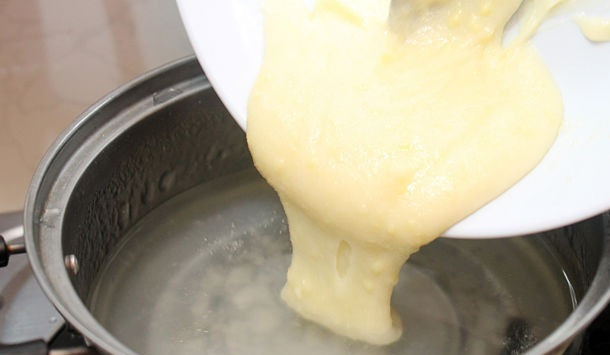 1. Этап. Торт из творога без выпечки: 5. Когда желатин полностью растворился в кастрюлю добавить творожно-сахарную смесь и тщательно перемешать.