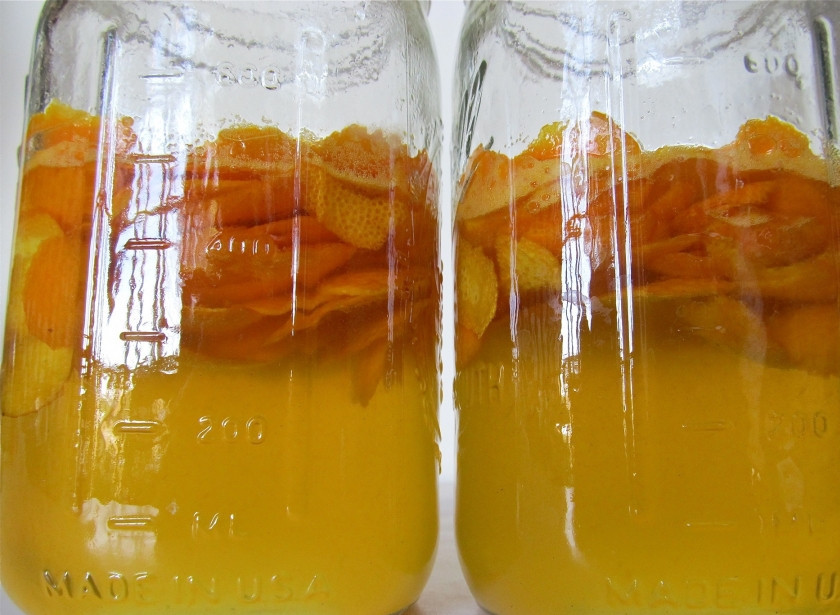 1. Этап. Апельсиновый ликер Куантро в домашних условиях: В кастрюле смешайте сахар и воду, поставьте на средний огонь и, помешивая, доведите до кипения, чтобы сахар растворился. Потом добавьте апельсиновый сок (200 мл вышло у меня из 8 апельсинов), перемешайте и снова доведите до кипения. Потом поровну разлейте сироп по банкам, дайте остыть.