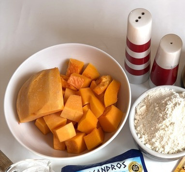 1. Этап. Тыквенные вафли с сыром фета: Приготовить ингредиенты, тыкву нарезать кубиками, оставив кусочек (около 50г).