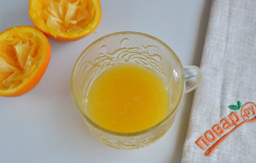 1. Этап. Говядина, томленная с морковью в винном соусе: 2. Вымойте апельсин, порежьте на две половинки и отожмите сок. Процедите от косточек.