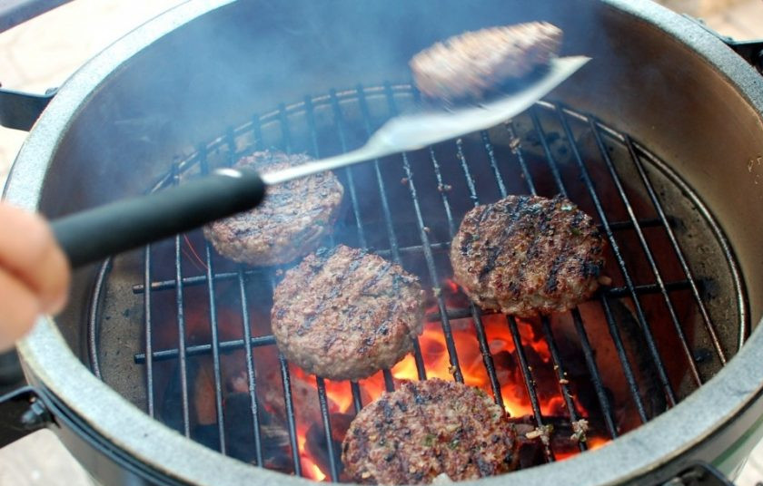 1. Этап. Говяжьи котлеты для бургеров: 7. Разогрейте гриль и выложите котлеты, обжаривайте их с двух сторон до готовности.