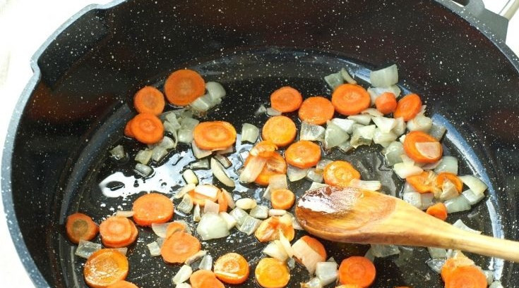 1. Этап. Овощное рагу с цветной капустой и картошкой: Обжариваем морковку с луком.