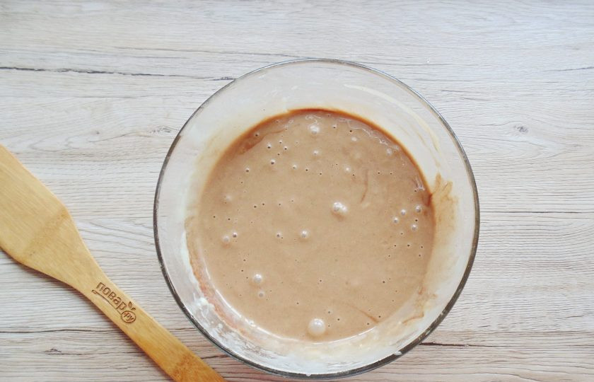 1. Этап. Торт Ай-Петри с вишней: Перемешайте тесто с какао. По консистенции оно должно быть, как не густая сметана.