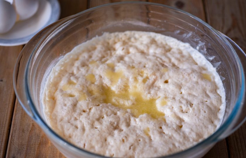 1. Этап. Осенние булочки: Залейте сладкую яичную смесь в миску к опаре, добавьте соль и перемешайте все ложкой.