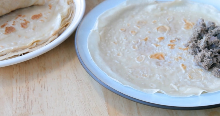 1. Этап. Блины, фаршированные ливером: 4. Готовую начинку заверните в заранее приготовленные блинчики.