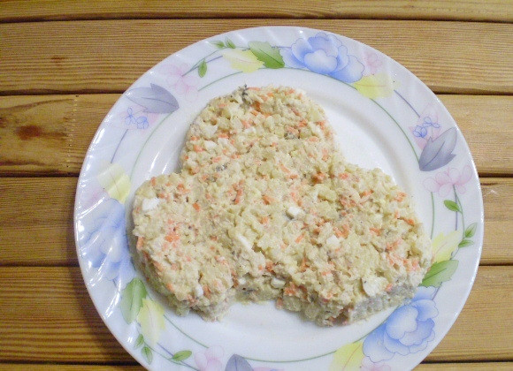 1. Этап. Салат Обезьянка с корейской морковкой: Возьмите большое блюдо. Выложите весь салат в форме морды обезьяны, подчеркните рельеф.