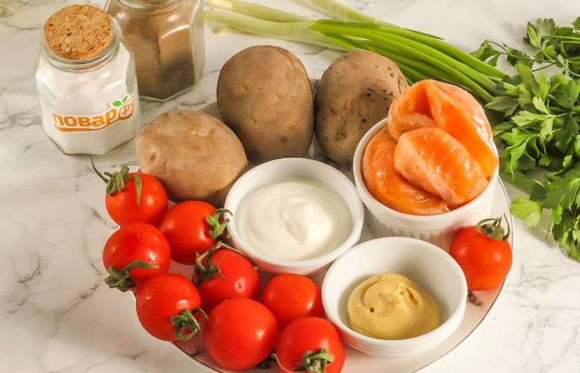 1. Этап. Салат Русские традиции с красной рыбой: Подготовьте указанные ингредиенты. Картофель заранее отварите 30 минут и остудите в ледяной воде.