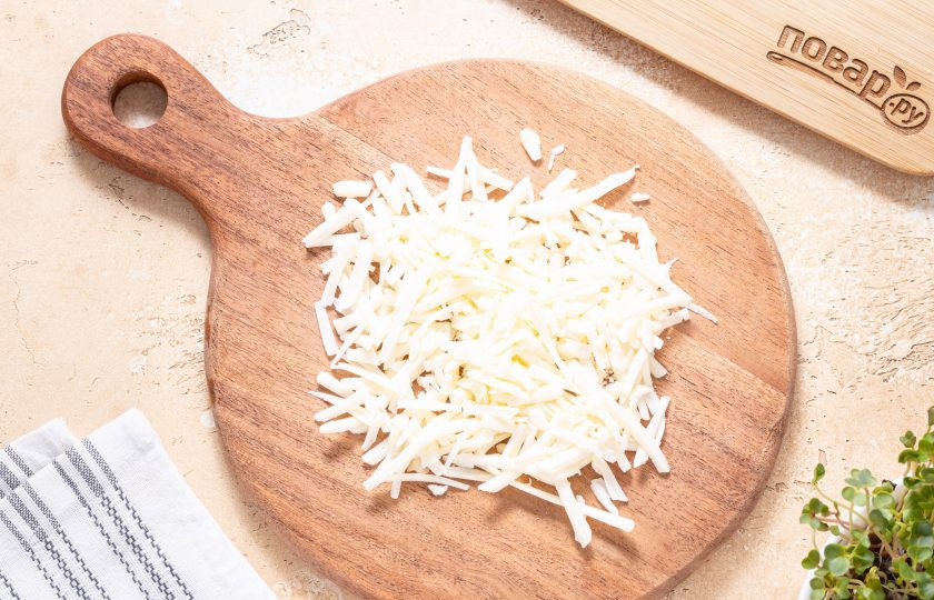 1. Этап. Жареный перец с сыром: Сыр натрите на крупной терке.