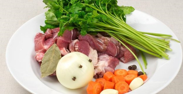 1. Этап. Красный борщ: Свиные ребрышки помойте и порежьте на порционные кусочки. Овощи также промываем. Морковь режем кольцами, луковицу очищаем и втыкаем в нее гвоздику.