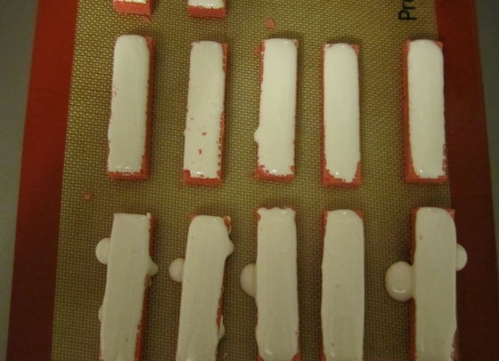 1. Этап. Конфеты: 5. На силиконовый коврик выложите вафли, полейте их приготовленной яичной смесью.