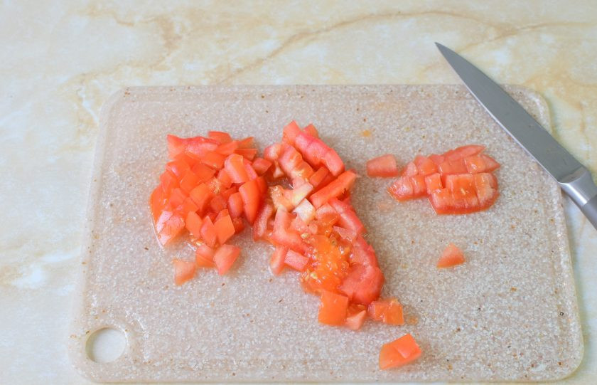 1. Этап. Спагетти по-болонски: Помидор нарежьте мелким кубиком.