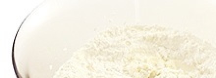 1. Этап. Пицца с ветчиной в мультиварке: Теперь добавьте муку. Вмешивать руками, аккуратно.