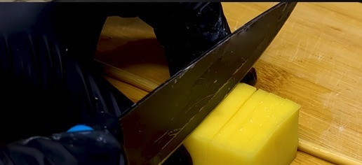 1. Этап. Картофельные Ёжики: Очистите картофель, подровняйте края до кубической формы. Поставьте каждую картофелину между палочек для еды (чтобы избежать разреза картофелин пополам). Сделайте 5-6 поперечных надрезов на каждой картофелине. Поверните картофель на 90 градусов и снова сделайте 5-6 надрезов.