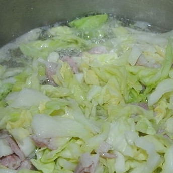 1. Этап. Тушеная капуста с беконом: 6. Доведите капусту с беконом и водой до кипения, затем понизьте огонь до среднего и тушьте капусту в течение часа под прикрытой крышкой.