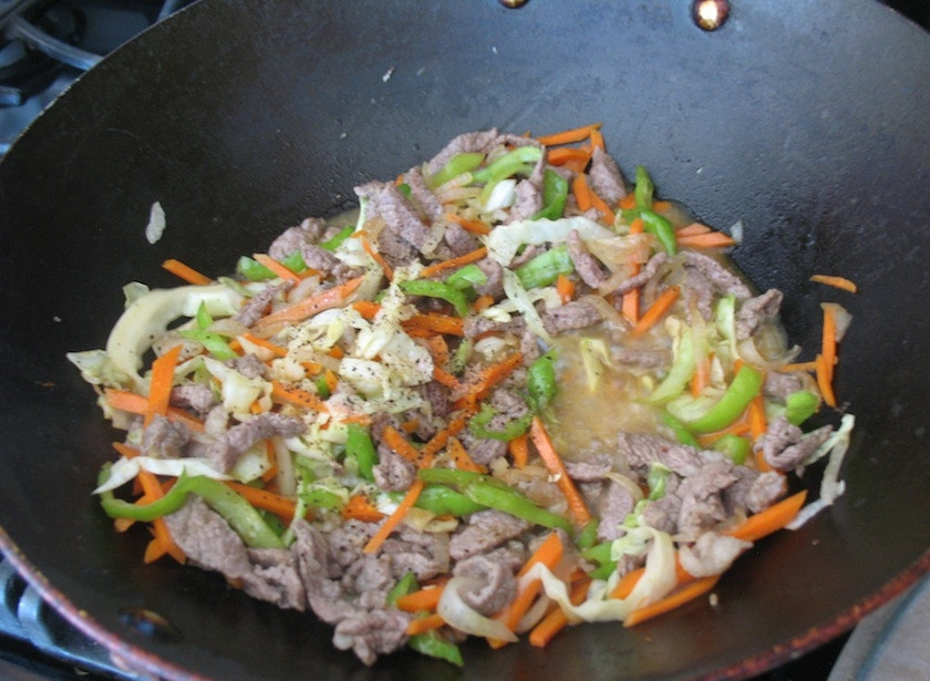 1. Этап. Цуйван: 7. Перемешайте все и обжаривайте около 8-10 минут, добавьте немного водички.