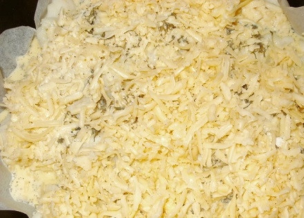 1. Этап. Запеканка из цветной капусты в духовке: Заливаем капусту получившейся смесью, посыпаем оставшимся сыром.