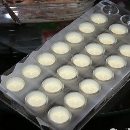 1. Этап. Шоколадно-кокосовые конфеты: 3. Остудить в течение 10-15 минут до загустения. Сформировать конфеты (можно использовать формочки или две чайные ложки) и выложить на пергаментную бумагу. Охладить конфеты в холодильнике в течение пары часов.