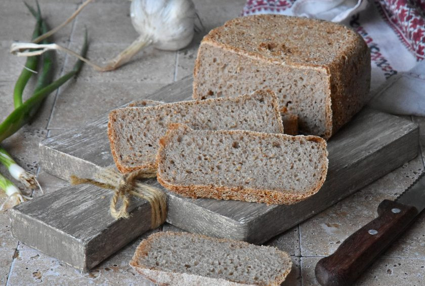 1. Этап. Цельнозерновой хлеб на закваске в хлебопечке: Хлебушек получается очень вкусным, с мелкопористым мякишем, легкой приятной кислинкой и очень полезным.