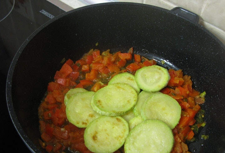 1. Этап. Кабачки по-гречески: 6. В самом конце выкладываем кабачки и накрываем крышкой. Убавляем огонь и доводим до готовности наши овощи.