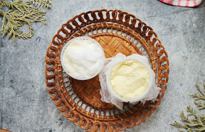 1. Этап. Домашний сыр из молока и кефира: Переложите сырную массу в корзинки для сыра проложенные марлей, утрамбуйте и накройте верх марлей. Можно оставить в сите, накрыв сырную массу марлей.