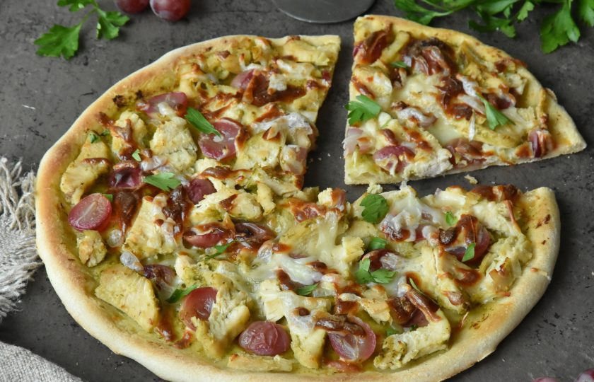 1. Этап. Пицца с курицей и соусом песто: Пицца получается нежной, сочной и удивительно вкусной!