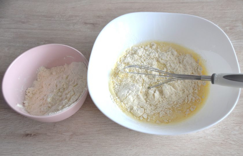 1. Этап. Украинские оладьи: В 2-3 приема всыпьте муку, смешайте до однородности.