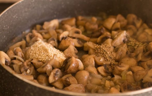1. Этап. Рис с грибами: 5. Добавьте соль, специи по вкусу и кунжут.
