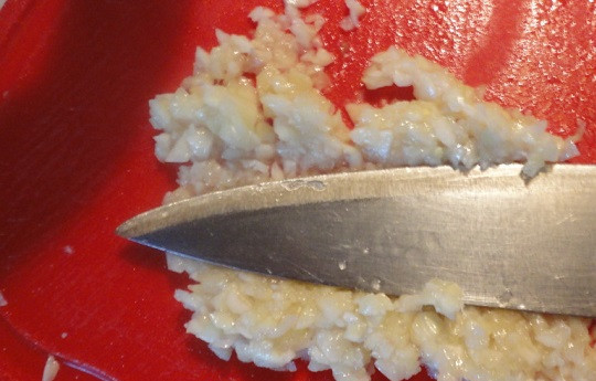 1. Этап. Отбивные из куриных сердечек: 4. Классический рецепт отбивных из куриных сердечек можно дополнить также ароматным чесноком. Его необходимо очистить и измельчить ножом или пропустить через пресс.