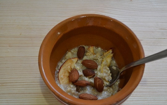 1. Этап. Быстрая овсяная каша: 7. В готовую кашу можно добавить горсть миндаля.