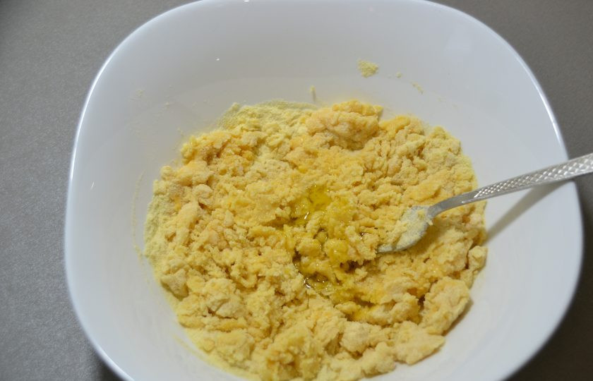 1. Этап. Аньолотти: Посолите, влейте 1-2 столовых ложки оливкового масла.