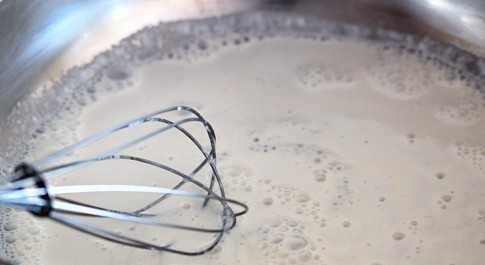 1. Этап. Сливочный соус для спагетти: Берем небольшую кастрюльку и наливаем в нее 120 мл сливок. Ставим кастрюлю на огонь, добавляем соль и доводим сливки до кипения.