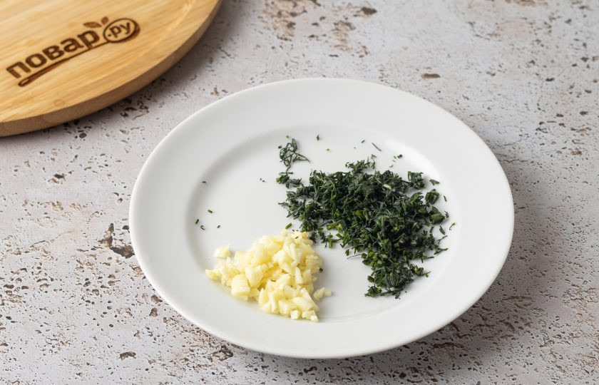 1. Этап. Картофель по-еврейски: Укроп мелко порубите. Чеснок пропустите через пресс или мелко порубите.