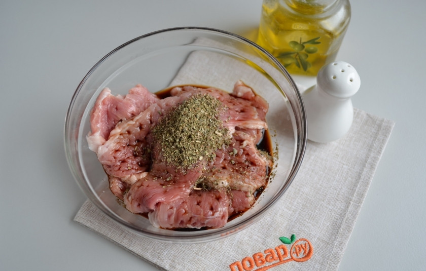 1. Этап. Мясо в тесте Шахматная доска: Замаринуйте мясо. Для этого добавьте к нему соль, специи, уксус и оливковое масло. Тщательно руками перемешайте и оставьте мариноваться на 15 минут.