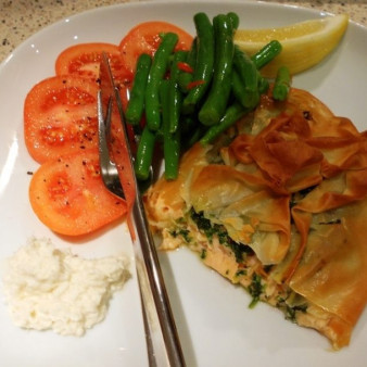 Простой пирог с красной рыбой