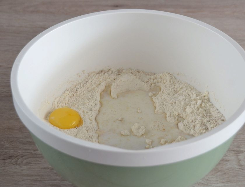 1. Этап. Финские булочки с корицей и кардамоном: Добавьте яичный желток, влейте молоко, всыпьте сахар. Смешайте.