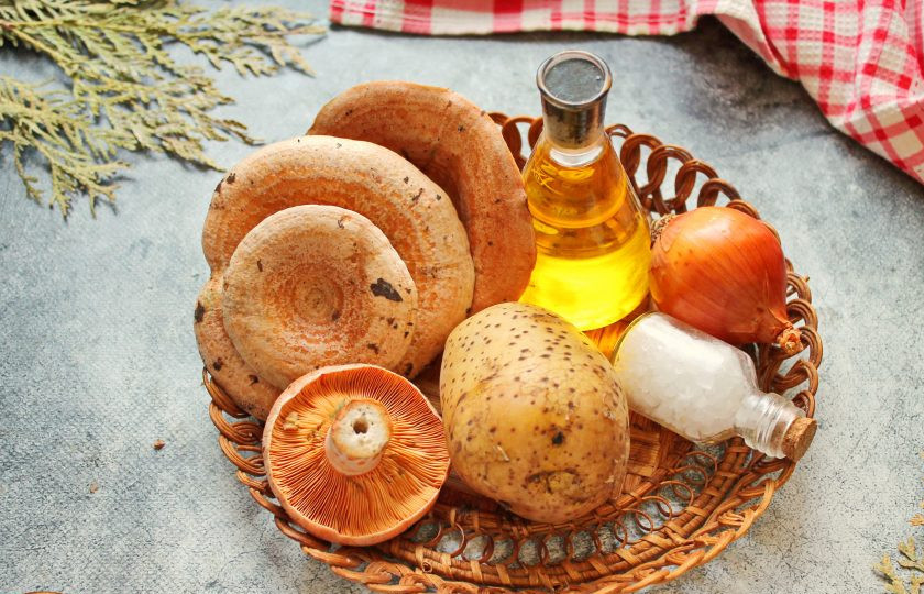 1. Этап. Рыжики жареные с картошкой: Подготовьте все необходимые ингредиенты для приготовления рыжиков жареных с картошкой. Картофель почистите и вымойте.