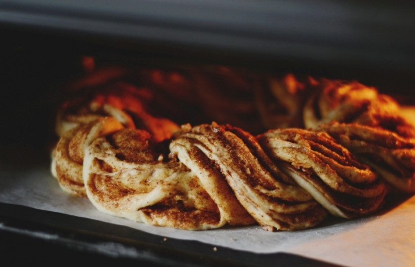 1. Этап. Крендель с корицей: Выпекайте в предварительно разогретой до 180 градусов духовке минут 35-40.