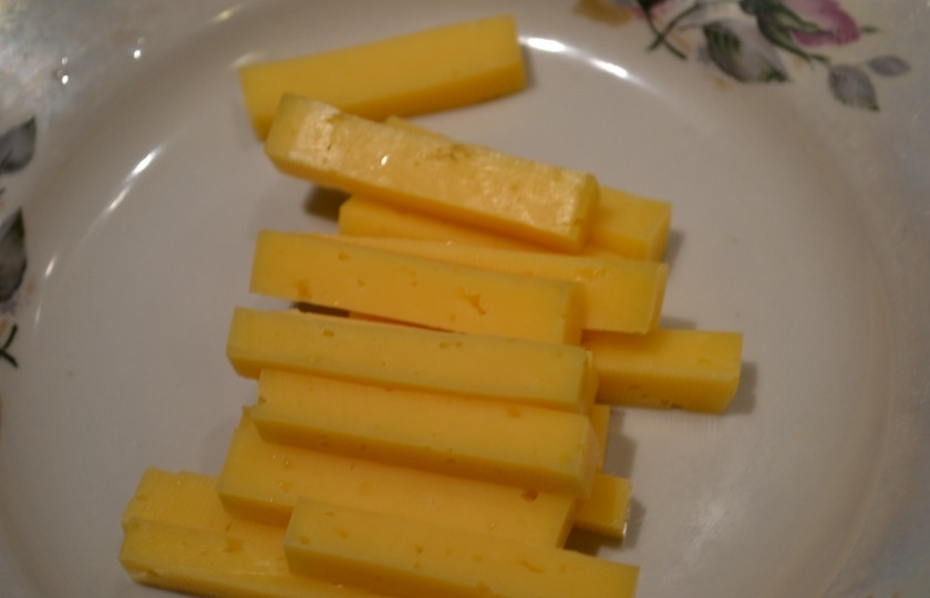 1. Этап. Котлеты с грибами и сыром: 8. Нарезаем сыр ломтиками.