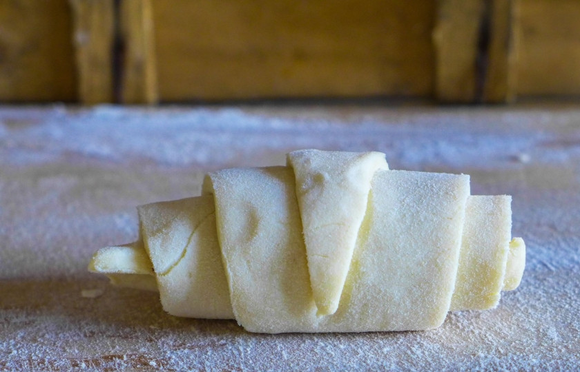 1. Этап. Круассаны с начинкой: Сверните треугольники в рулеты.