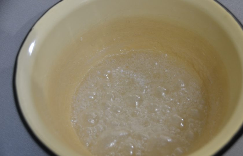 1. Этап. Кексы из кокосовой муки: После того, как сироп будет готов, не прекращая взбивания белков влейте к ним тонкой струйкой горячий сахарный сироп, взбивайте еще минут 10.