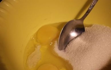 1. Этап. Торт с фруктами и желатином: Взбиваем яйца с сахаром и содой. Затем добавляем муку и хорошенько взбиваем, чтобы не было комочков.