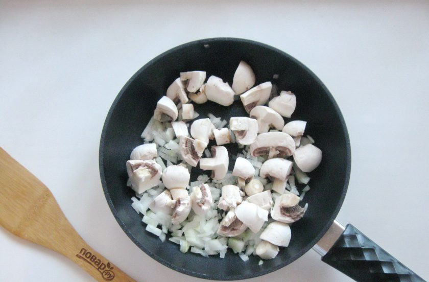 1. Этап. Ризотто с креветками и грибами: Шампиньоны очистите, помойте и нарежьте не очень мелко. Добавьте к луку в сковороду.