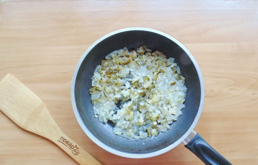 1. Этап. Белая солянка: Налейте подсолнечное масло и 70 мл. бульона. Накройте сковороду крышкой и тушите лук с огурцом до мягкости в течение 10-12 минут.